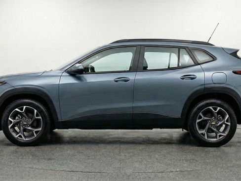 Used 2025 Chevrolet Trax LT w/ LT Convenience Package image 5