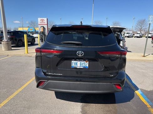 Used 2023 Toyota Highlander LE FWD image 5