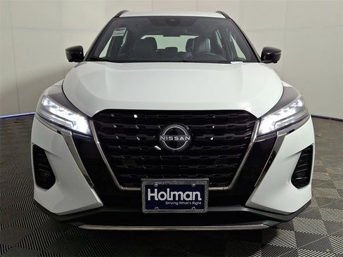 Used 2023 Nissan Kicks SR w/ SR Premium Package image 2