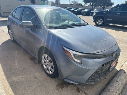 Used 2025 Toyota Corolla LE image 3