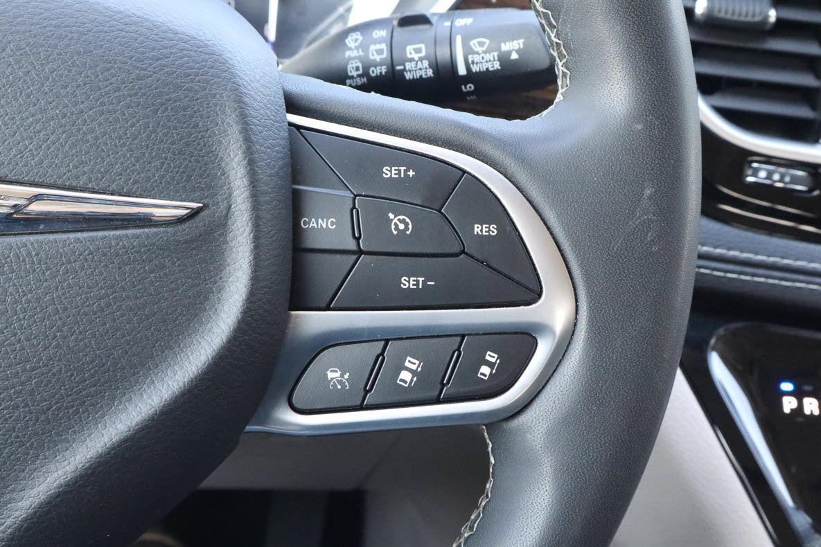 Used 2024 Chrysler Pacifica Limited FWD image 32