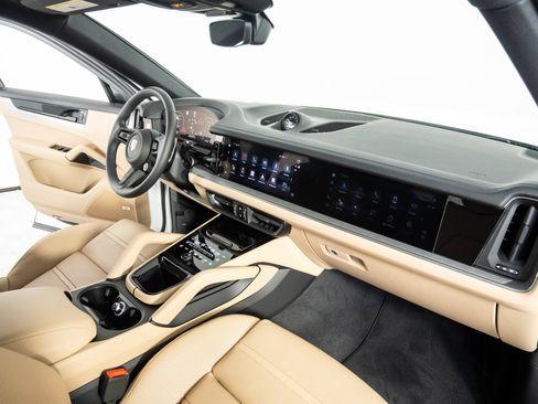 Certified 2026 Porsche Cayenne E-Hybrid Coupe AWD/4WD image 25