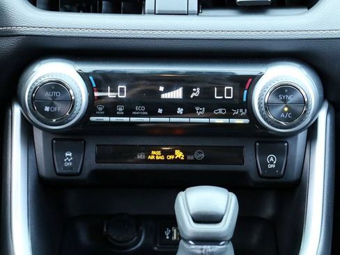 Used 2025 Toyota RAV4 XLE AWD/4WD image 27