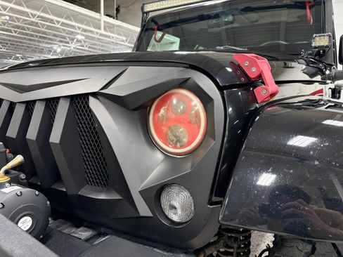 Used 2015 Jeep Wrangler Unlimited Sahara w/ Connectivity Group image 5