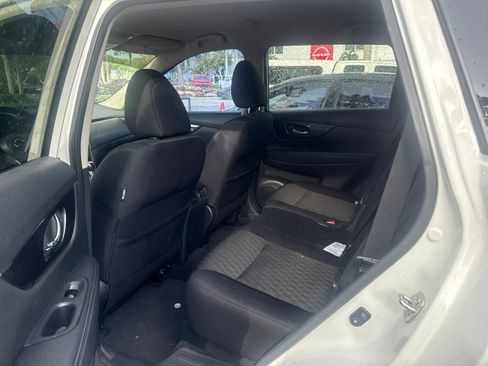 Used 2018 Nissan Rogue SV w/ Premium Package FWD image 9