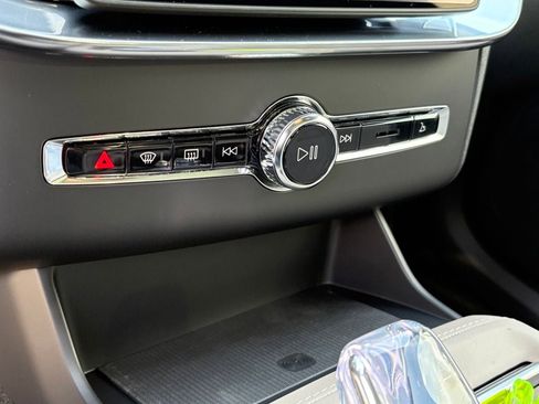 New 2026 Volvo XC90 B5 Plus w/ Protection Package Premier AWD/4WD image 15