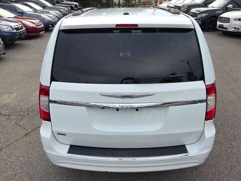 Used 2016 Chrysler Town & Country Touring FWD image 11
