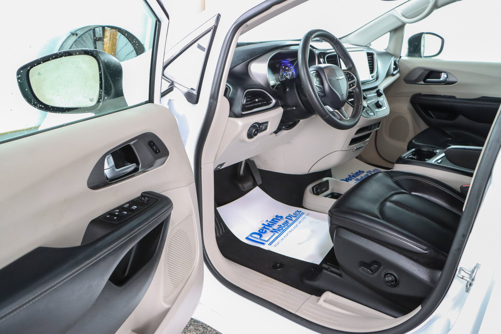 Used 2023 Chrysler Pacifica Touring-L FWD image 3