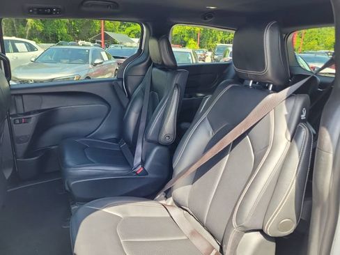 Used 2024 Chrysler Pacifica Limited FWD image 11