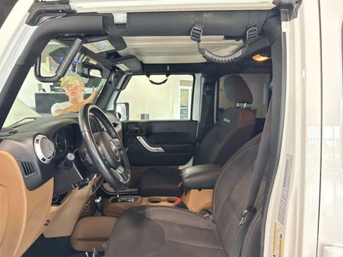 Used 2016 Jeep Wrangler Unlimited Sahara AWD/4WD image 13