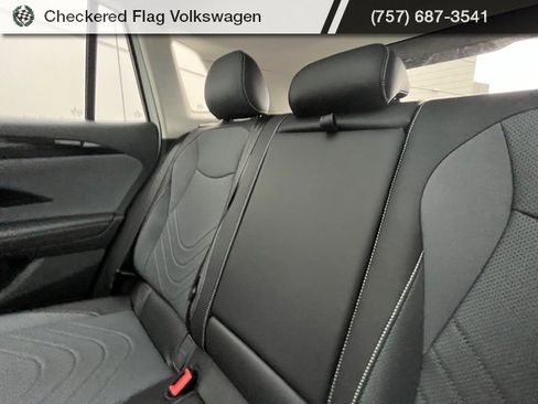 New 2025 Volkswagen Tiguan SE image 52