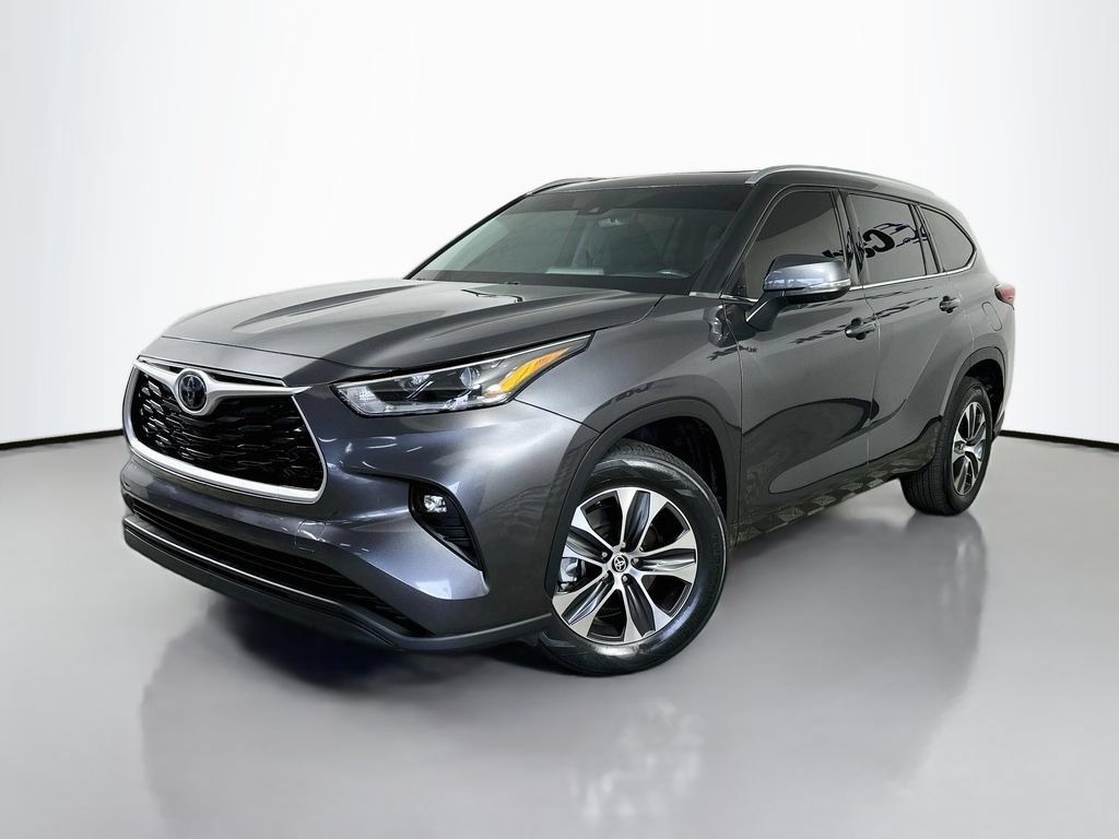 Used 2021 Toyota Highlander XLE FWD image 3