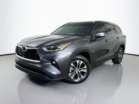 Used 2021 Toyota Highlander XLE FWD image 3