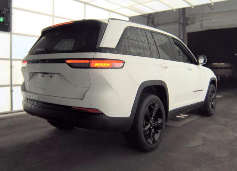 Used 2023 Jeep Grand Cherokee Altitude RWD image 6
