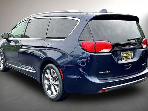 Used 2018 Chrysler Pacifica Limited w/ Tire & Wheel Group FWD image 4