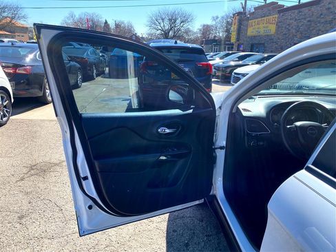 Used 2020 Jeep Cherokee Latitude Plus image 19