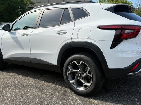 Used 2025 Chevrolet Trax LT FWD image 6