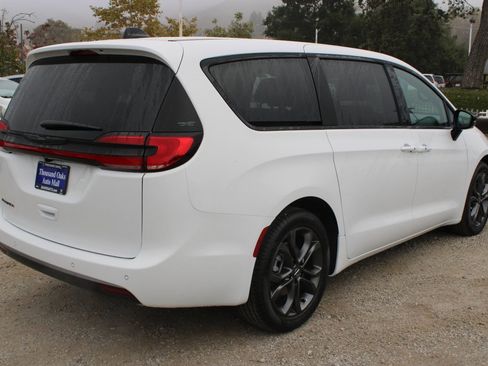 New 2026 Chrysler Pacifica Select image 4