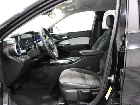 Used 2024 Chevrolet Trax LT w/ Driver Confidence Package FWD image 3