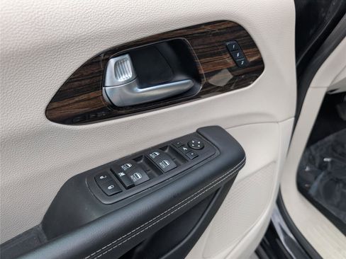 Used 2023 Chrysler Pacifica Limited FWD image 9