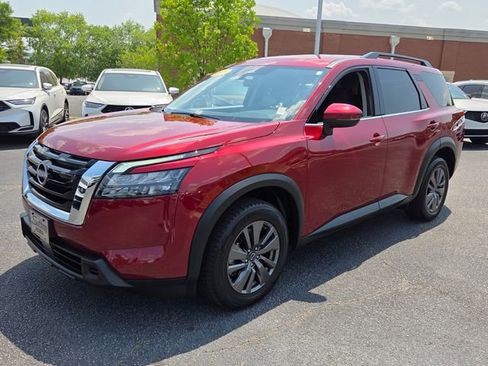 Used 2025 Nissan Pathfinder SV FWD image 3