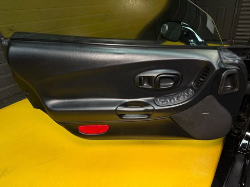 Used 2004 Chevrolet Corvette Convertible w/ Preferred Equipment Group image 22