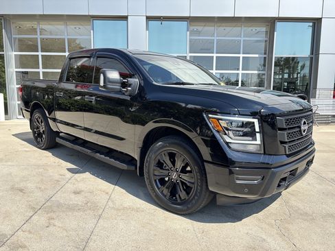 Used 2023 Nissan Titan SV w/ SV Convenience Package RWD image 2