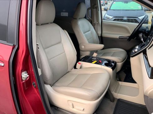 Used 2020 Toyota Sienna XLE w/ XLE Navigation Package image 9