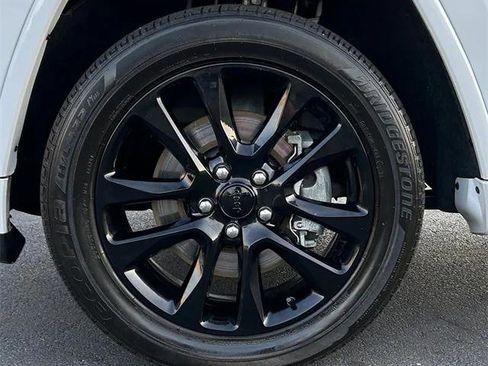 Certified 2022 Jeep Grand Cherokee Laredo X image 21