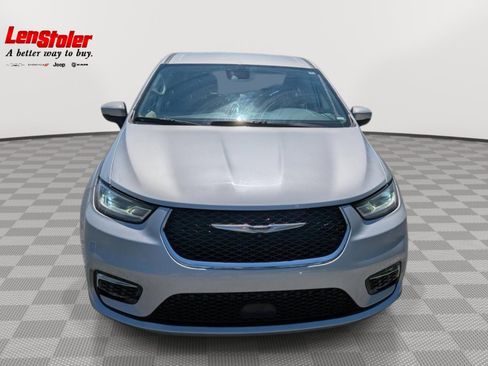 Used 2023 Chrysler Pacifica Touring-L FWD image 8