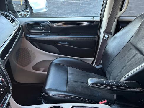 Used 2019 Dodge Grand Caravan SXT image 13