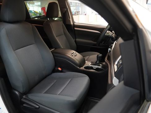 Used 2019 Toyota Highlander LE AWD/4WD image 35