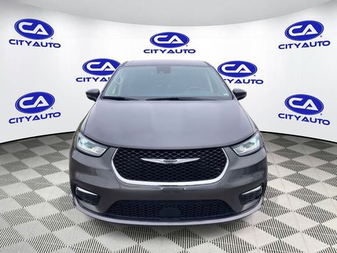 Used 2023 Chrysler Pacifica Touring-L image 8