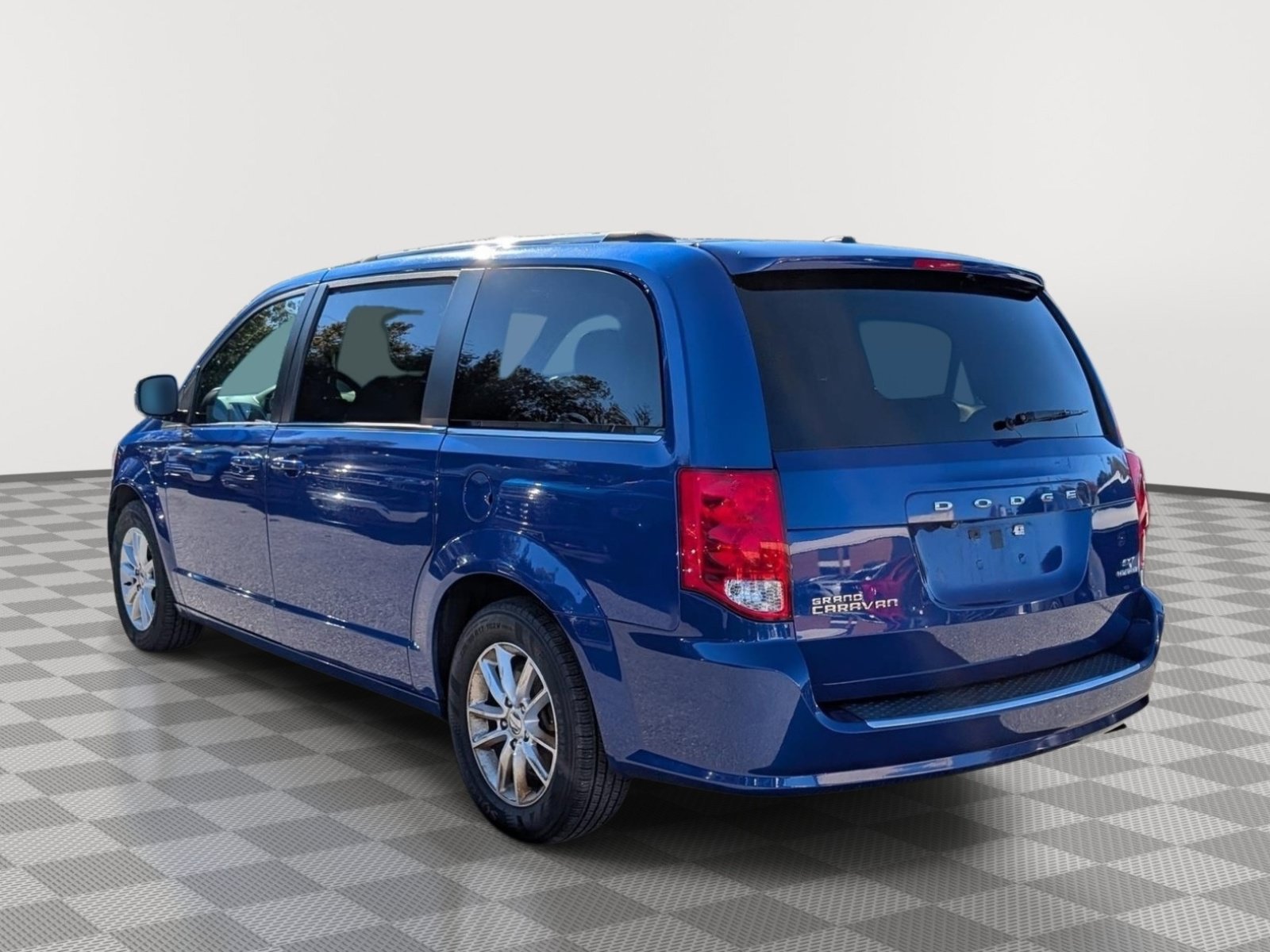 Used 2020 Dodge Grand Caravan SXT FWD image 3