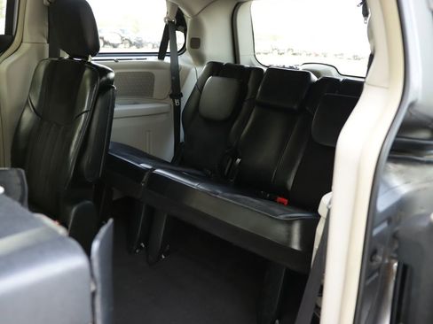 Used 2014 Chrysler Town & Country Touring-L FWD image 9