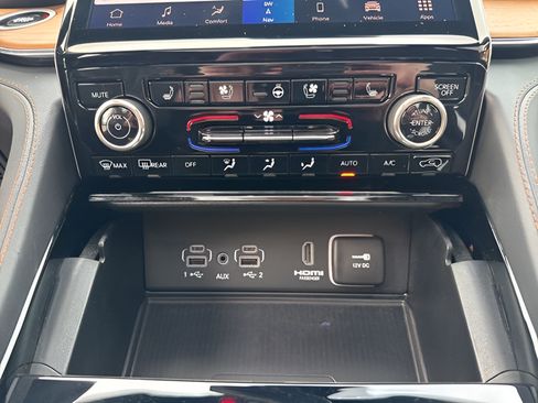 Used 2024 Jeep Grand Cherokee Summit AWD/4WD image 15