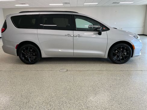 Used 2023 Chrysler Pacifica Limited w/ Uconnect Theater Family Group image 4