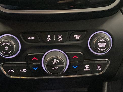 Used 2019 Jeep Cherokee Limited w/ Technology Group AWD/4WD image 33