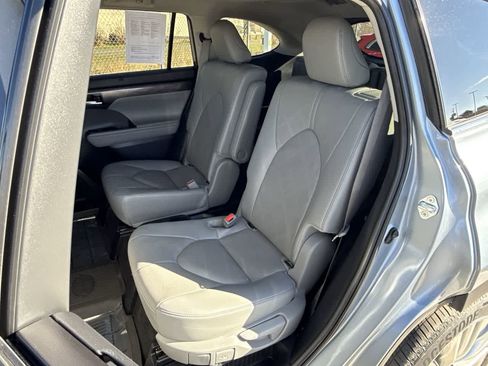 Used 2024 Toyota Highlander Platinum image 12