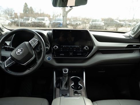 Used 2021 Toyota Highlander Platinum image 13