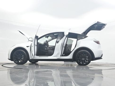 Used 2023 Tesla Model Y Long Range AWD/4WD image 37