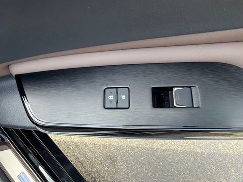 Used 2024 Lexus ES 300h Ultra Luxury w/ Accessory Package (Z2) FWD image 32