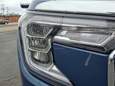 Used 2024 GMC Terrain SLE w/ Driver Convenience Package image 9