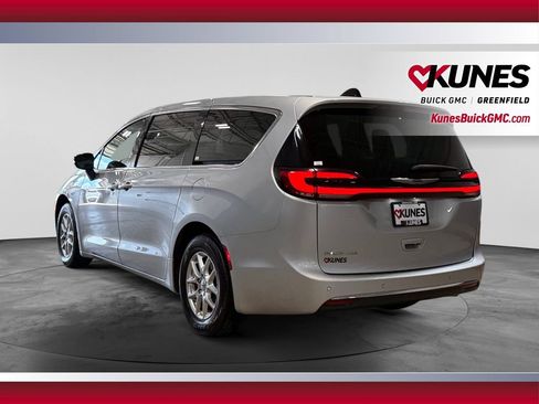 Used 2024 Chrysler Pacifica Touring-L FWD image 8