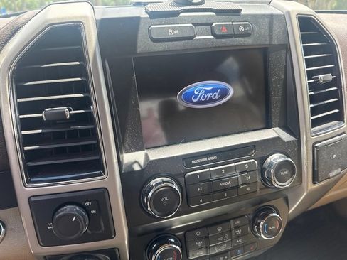 Used 2019 Ford F150 Lariat w/ Trailer Tow Package RWD image 9