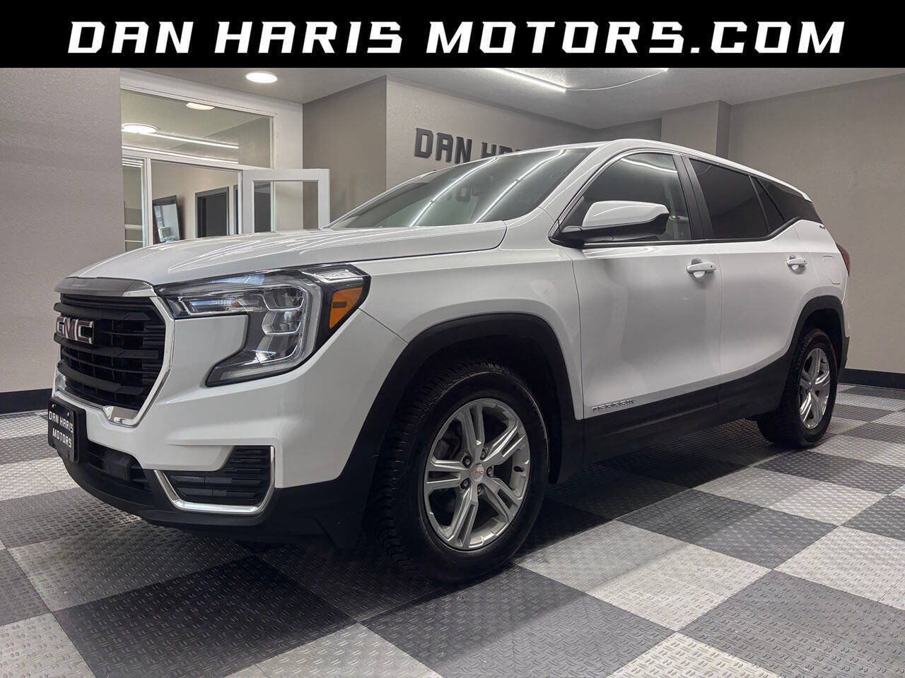 Used 2023 GMC Terrain SLE FWD image 1