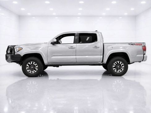 Used 2017 Toyota Tacoma TRD Off-Road w/ Premium & Technology Package AWD/4WD image 2