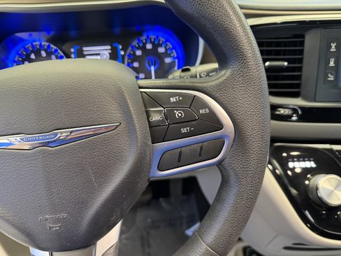 Used 2017 Chrysler Pacifica Touring FWD image 17