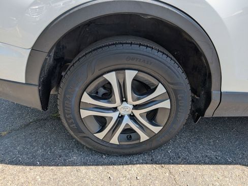Used 2018 Toyota RAV4 LE AWD/4WD image 12