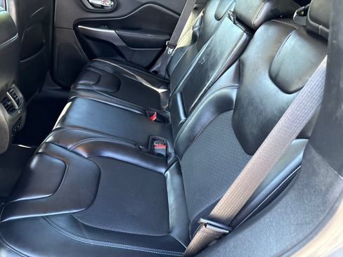 Used 2019 Jeep Cherokee Latitude Plus w/ Cold Weather Group AWD/4WD image 10